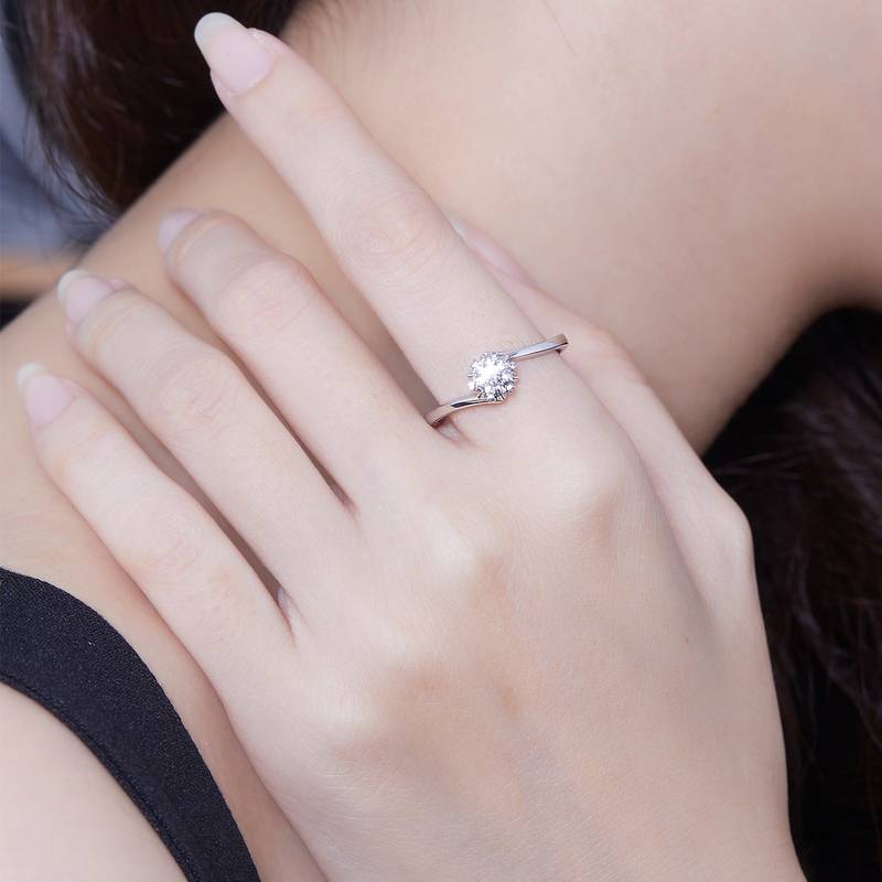 扭臂Classic雪花S925银镀白金MoissaniteWomen's Ring50分D级
